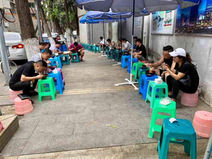 是一道风景线服务正常面馆子的服务点敌ぜ液板凳面板凳面成都板凳面