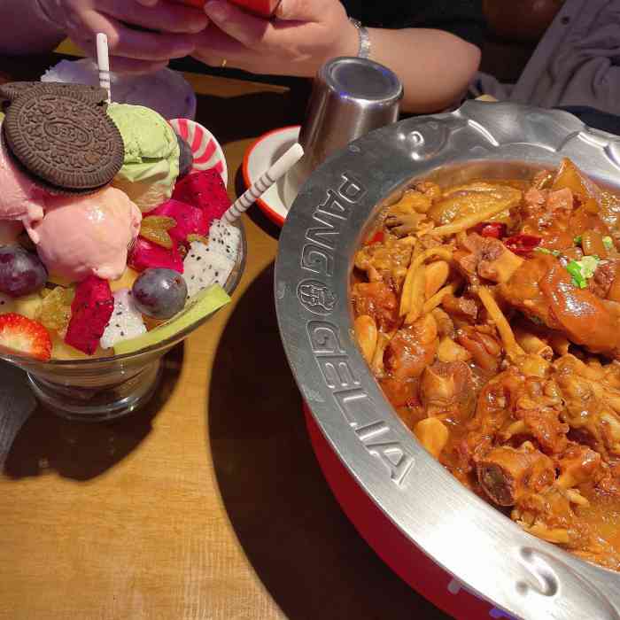 胖哥俩肉蟹煲(绿园吾悦广场店"口味偏咸,味道挺好,整体好评,不错.