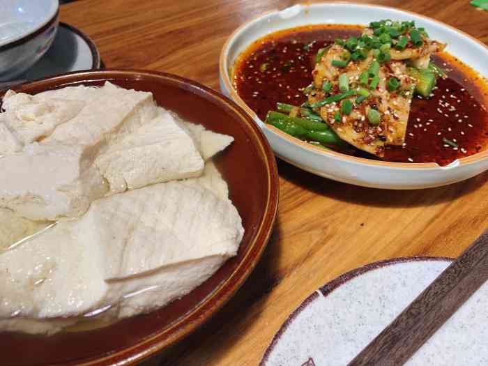 「白豆花」配的调料是烧椒挺好吃的,里面还有豌豆 「土碗扣烧白」蒸的