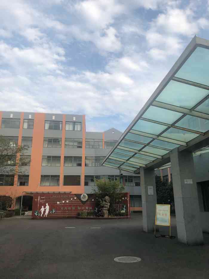 华林中学羽毛球馆-"下班后约了小伙伴打羽毛球,去年隔
