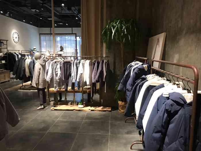 jaket 地标 吾悦广场1楼  服饰品牌 有女装 男装 儿童款 种类很多