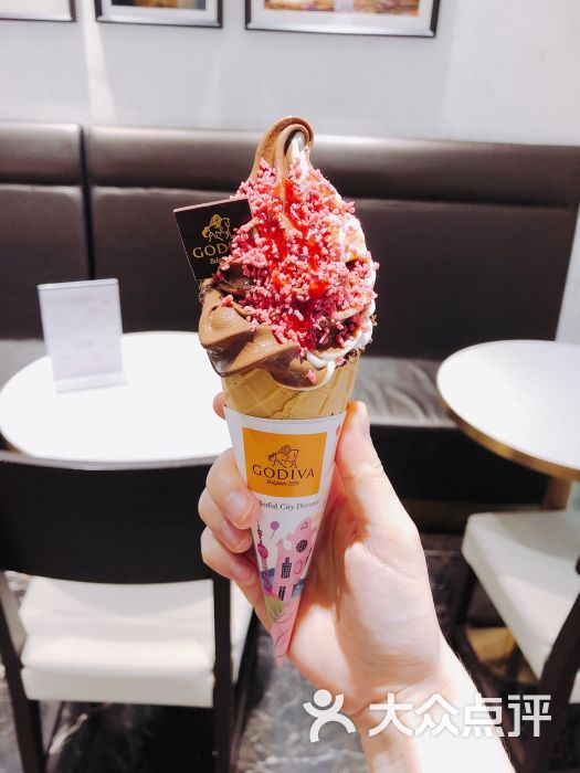 godiva(南京水游城)草莓双拼甜筒图片 第1张