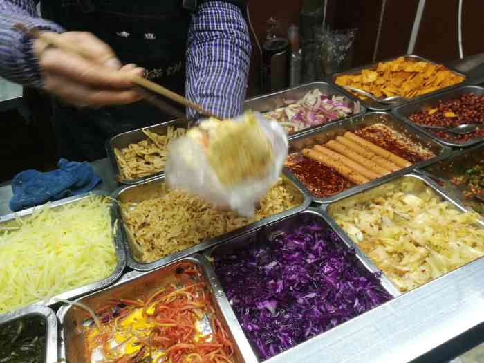 高炉烧饼-"探店小能手 高炉烧饼夹菜钟楼小区里的.