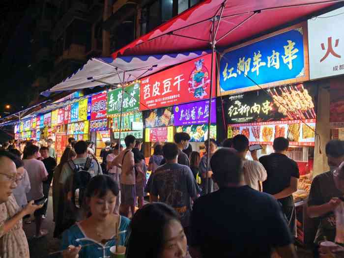 这样排队的人多了才能建设巷建设巷小吃建设路餐饮一条街建设巷小吃街