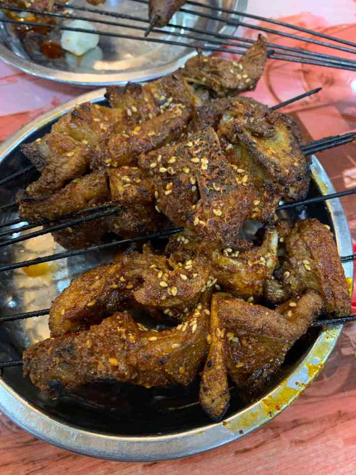清真龙羊烤羊肉炕锅"号称老字号30年的烧烤,来到西宁刚吃过晚.