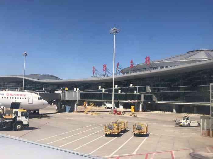 鄂尔多斯伊金霍洛国际机场"鄂尔多斯的机场并不豪华,也不大,却有一股