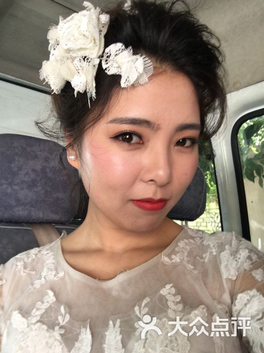百合新娘:对今天的摄影师严伟化妆师帅姐的.杭
