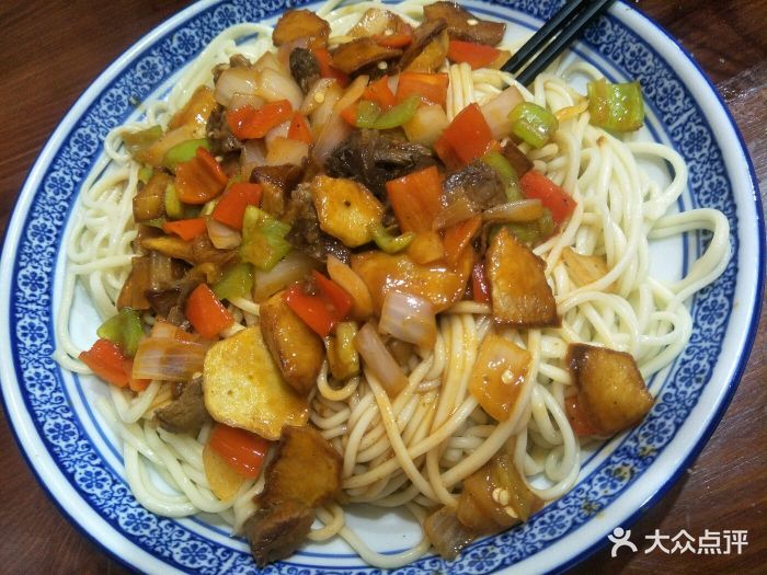 土豆烧牛肉盖浇面