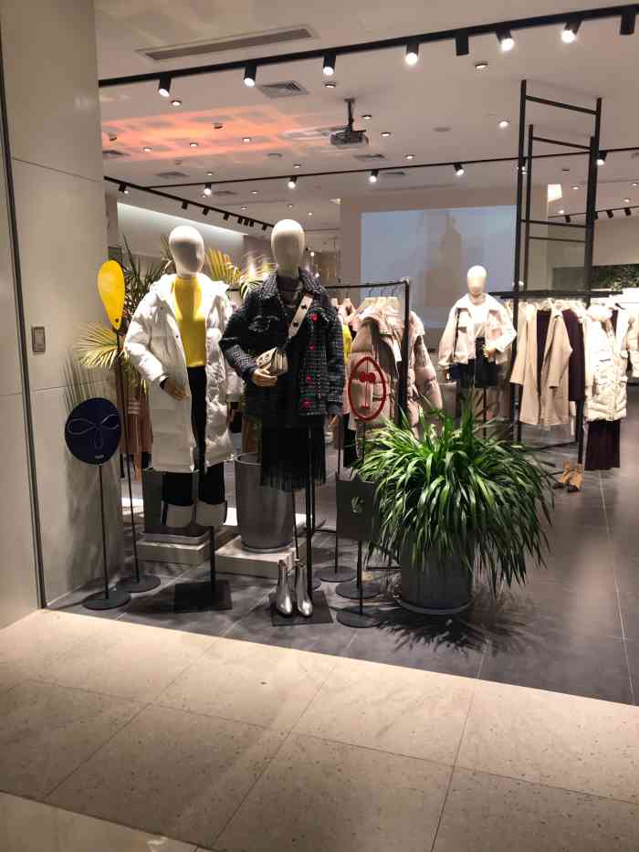 hs是平时路过都会逛一下的女装品牌这家hs在大悦城这边年前和老婆过来