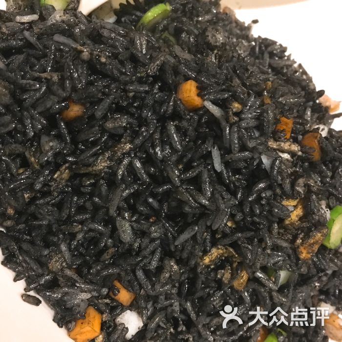 墨鱼汁海鲜炒饭