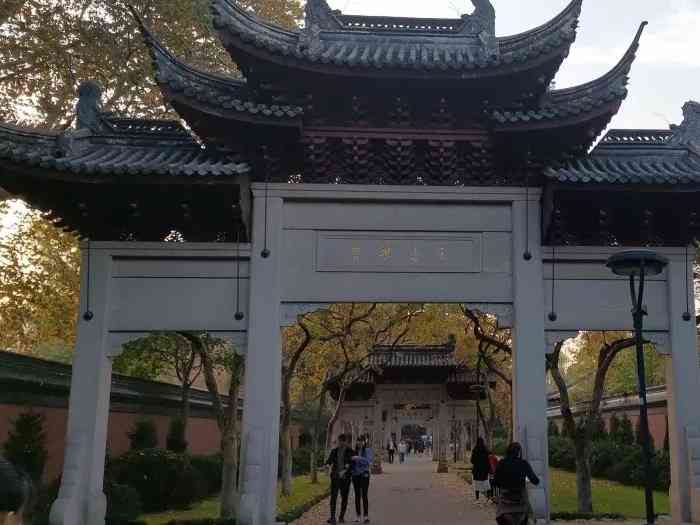 王者襟度-"就在南山路上西湖边,很小的一个景点,旁边.