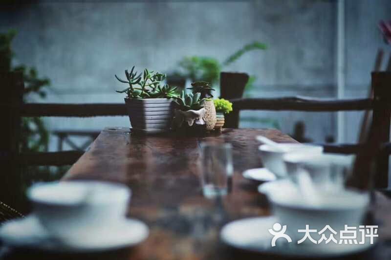 莫干山赋闲山居民宿夏天可以选择在室外吃饭 傍晚凉凉的风 配上老板