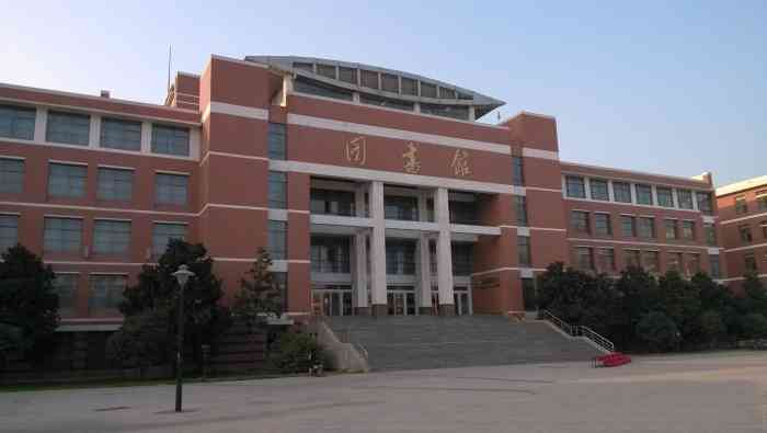 河南理工大学-图书馆-"今天来河南理工转了转,发现西门的建筑风格.