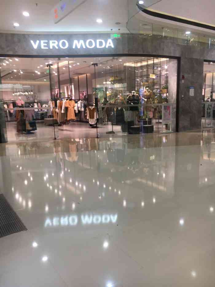 这家vero moda位于开发区海滨大道中128号湛江万达广场 店面大,款式