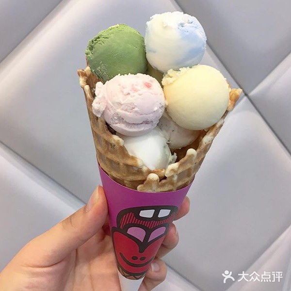 10种不同颜色的小冰淇淋球挤在一个华夫筒里十分可爱