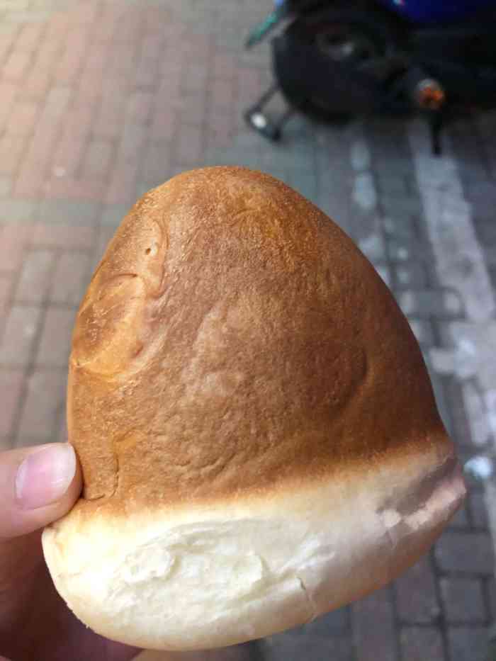 青稞烤馍(镇坪路店"神奇的馍,出炉买了热的吃,外面脆脆的,淡.