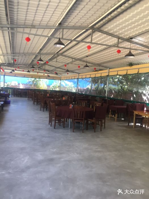 美食进门玉柴小吃园里。位于走五十米左转往淄博加盟店家奇石图片