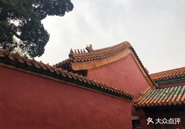 提前在网上买好的票,到了直接刷身份证就入.