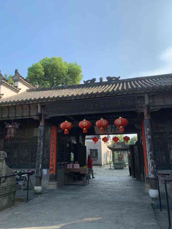 武汉李庄古建筑博物馆"从张公山寨大门进入不久,右手方向就是李庄.