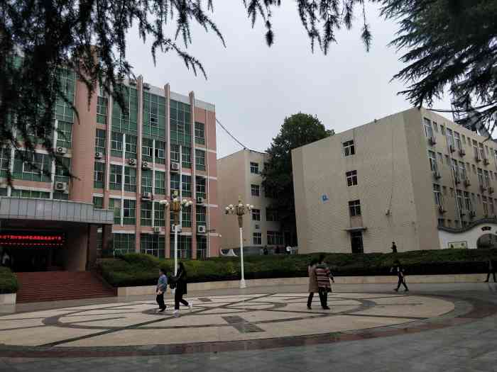 平顶山工业职业技术学院,简称平职学院,也是平顶山人口中的煤技校