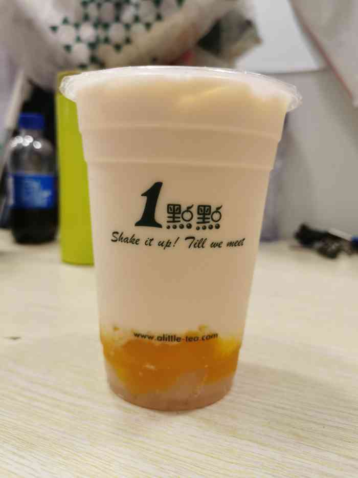 另外,三杯奶茶四根吸管,我们都没加料,但是全部是粗吸管.