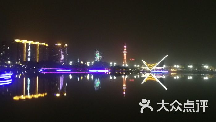 喀什川楚大酒店附近的东湖公园夜景图片 - 第38张