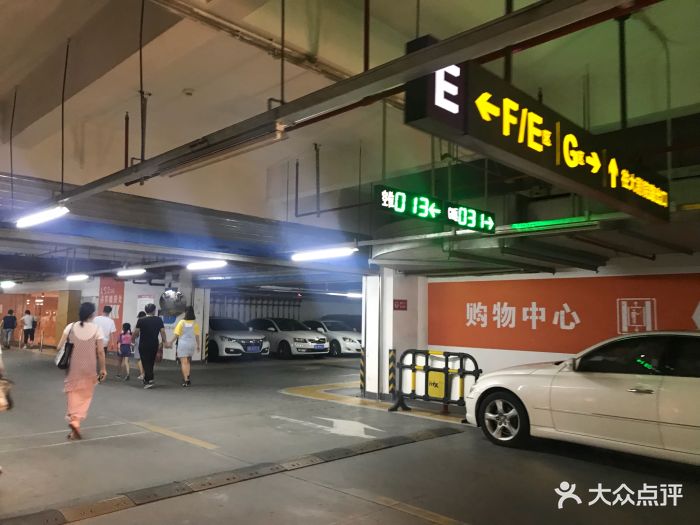 万象城停车场图片