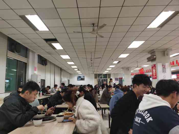 山东青年政治学院-南苑食堂"食堂环境超棒 尤其是二楼 二楼有很多
