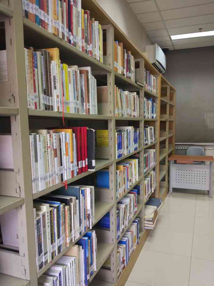 北京大学图书馆"二楼文学阅览室,往左手边走靠近小房子的位.