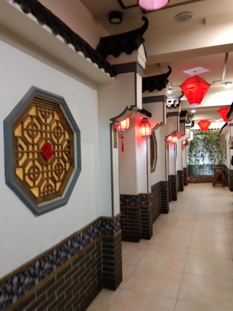 宴都人家(晋州店"国道旁边的饭店,门口有免费停车位.饭店里.