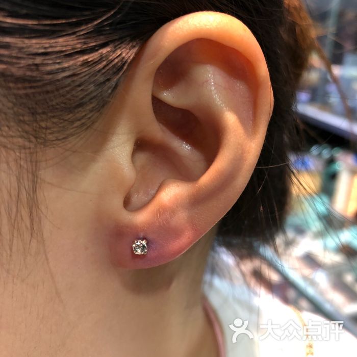 喜乐福天然水晶店打耳洞