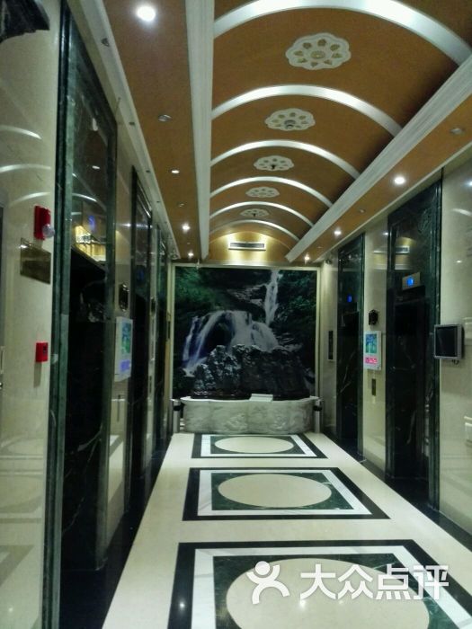 今天下午在逛南京路步行街时,逛到了华盛大厦,这是一座在汉口