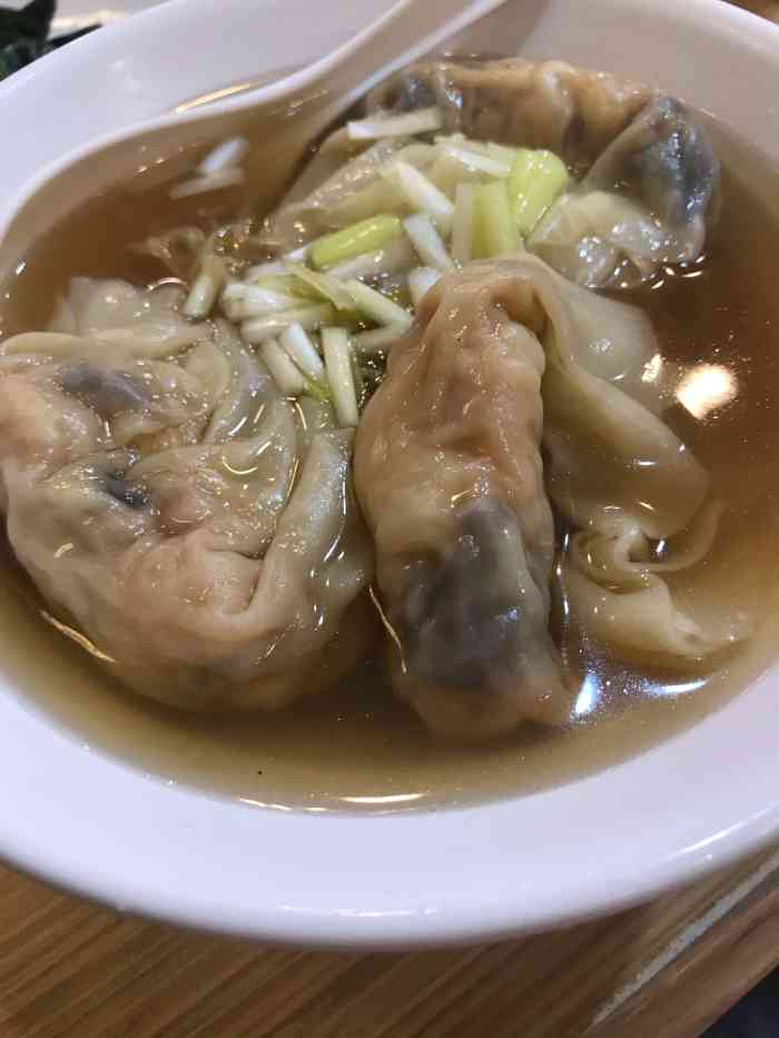 打分 34 /人 best wonton noodles  超级大的水饺 大地鱼汤底      鲜