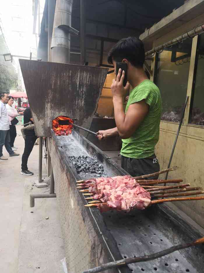 达斯土尔戈壁滩烤肉-"这是我在新疆吃到的最好的烤羊排 瘦肉的部.