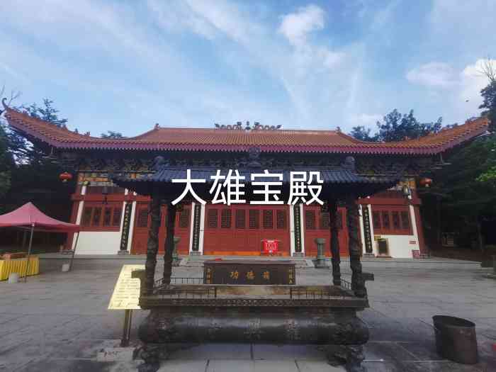 龙兴寺-停车场-"这里停车位还是很多的,龙兴寺在龙岗.