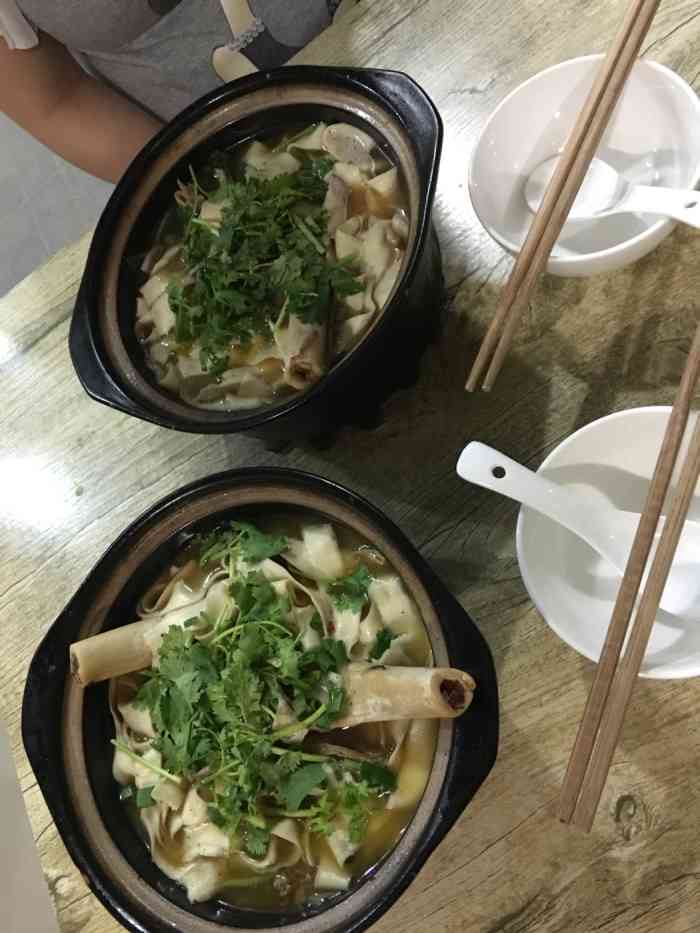 正宗皖北羊杂砂锅面"一早就听说这家的羊杂面不错了,就慕名而来.