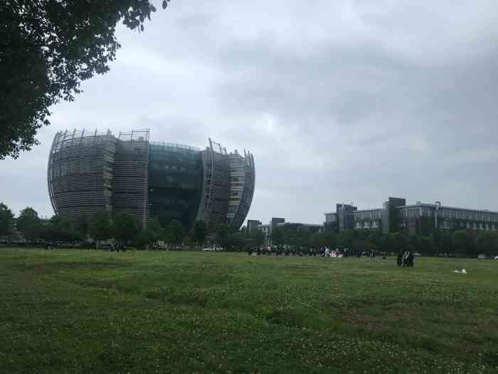 苏州大学(独墅湖校区南区)-"每天出入的校门～清晨最多的就是积极赶着