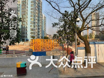 黄土岭地铁站
