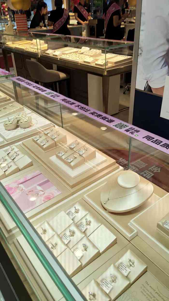 和黄金珠宝的专卖店,我逛的这家是金匠世家,金匠世家在唐山有好多家