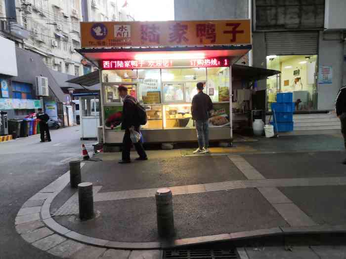 陆家鸭子-"在水西门,一个不起眼的店,每次经过都好多.