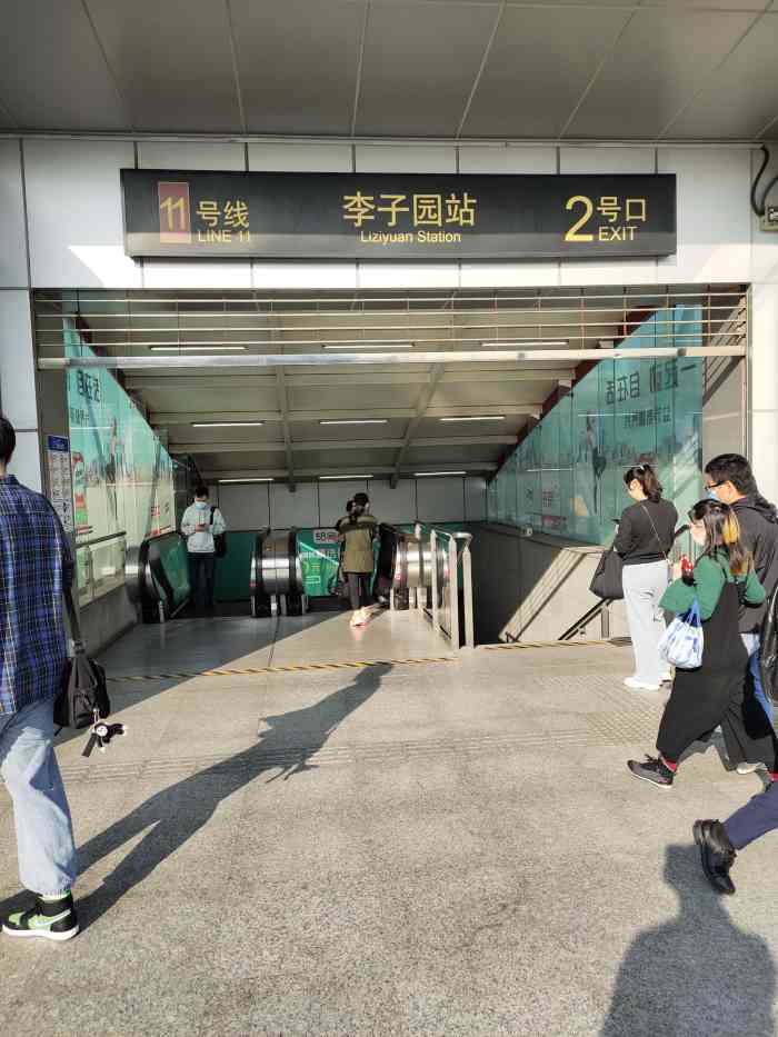 李子园(地铁站)-"在这个疫情的特殊时期,都有这么多人乘坐着.