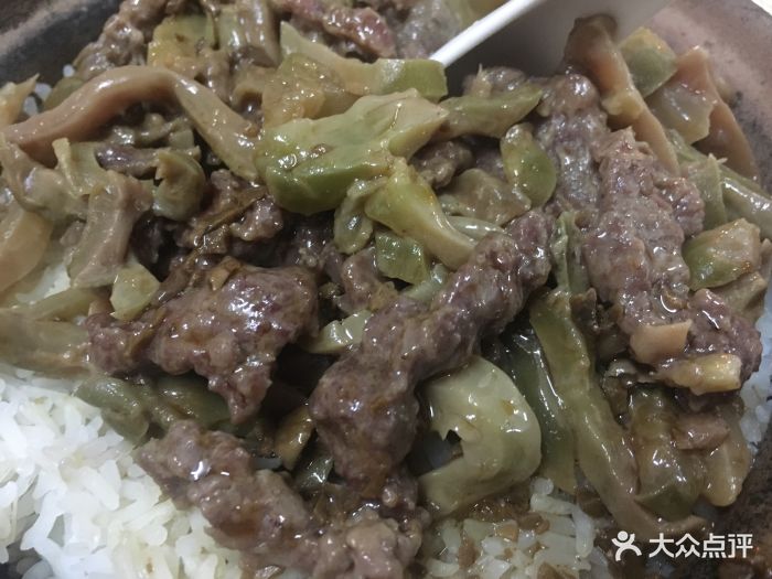 榨菜牛肉煲仔饭