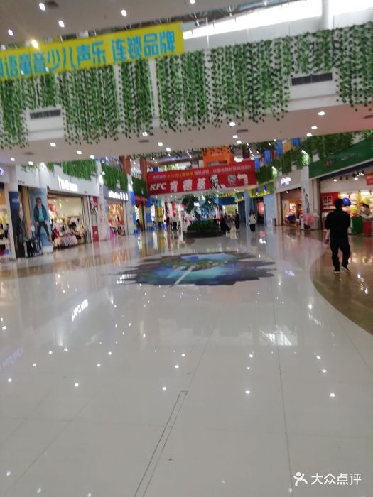 优托邦购物中心奥体中心店停车场