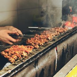 烤肉季人均_烤肉季羊肉串图片(2)