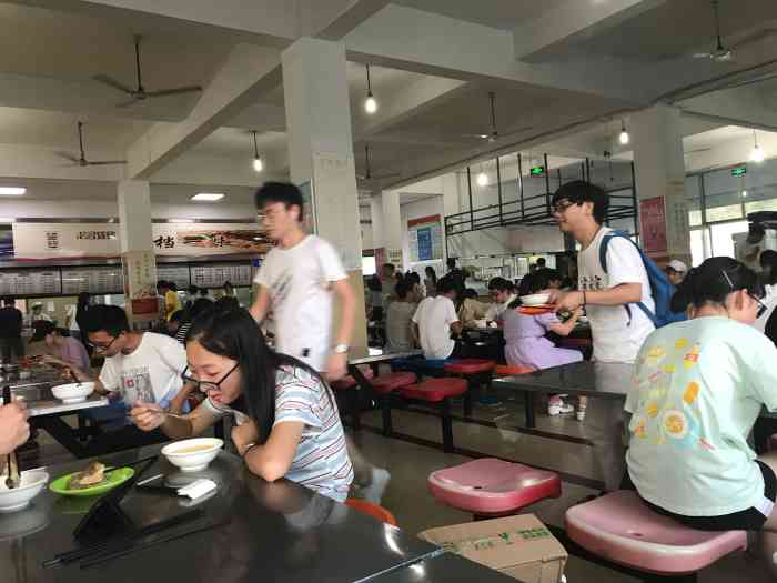 第六学生食堂-"【豚鼠觅美食】餐厅位于安徽工业大学.