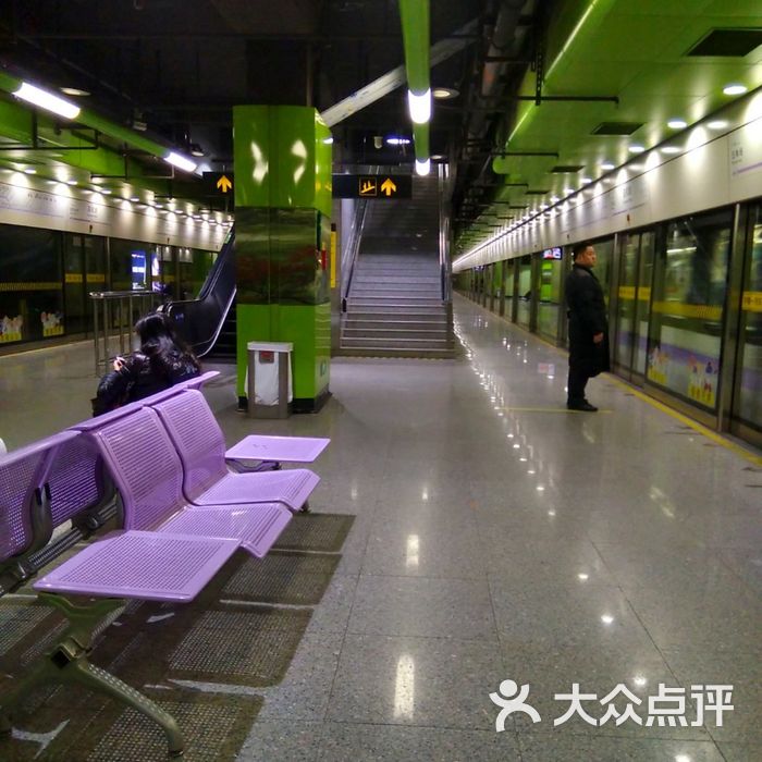 国权路-地铁站