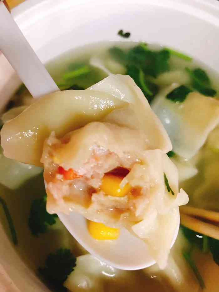 打分 玉米鲜肉大馄饨一直很喜欢  鲜虾馄饨也喜欢  蔬菜饼还蛮好吃的