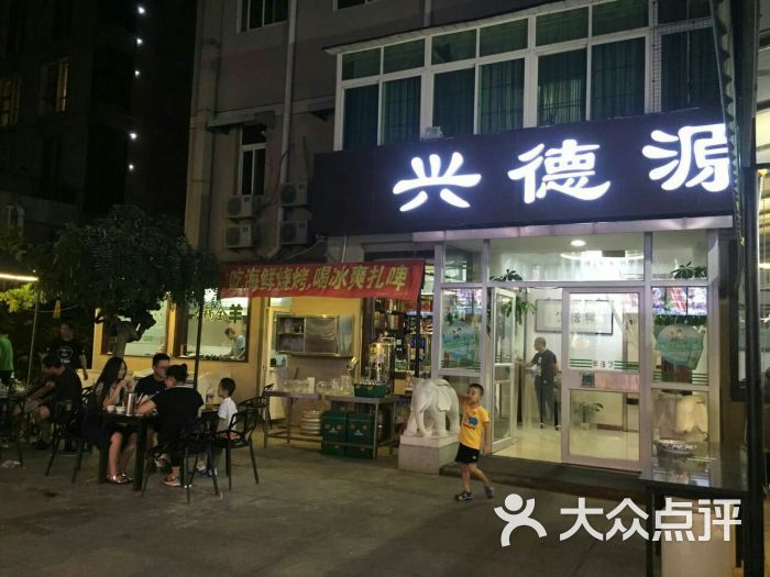 这家小饭馆就在我们入住的酒店后面地方不大