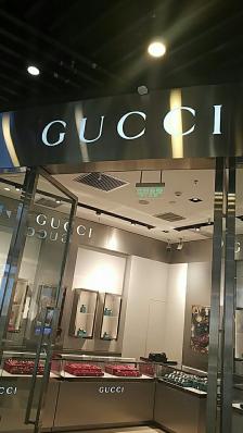 gucci(万达广场店"逛万达看见gucci的专柜,位置在万达一.