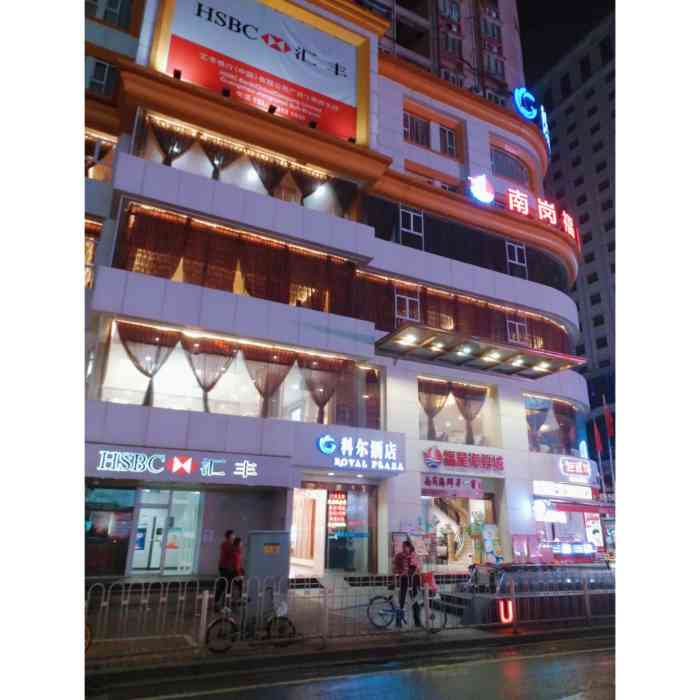南岗福星海鲜城位于宝岗大道和江南西路交界处,广百新一城的对面